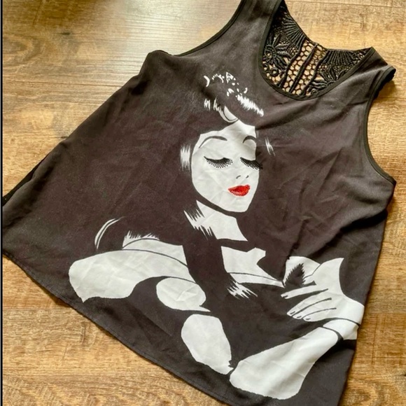 Stylish Black Sleeveless Top with Graphic Design - Picture 6 of 7